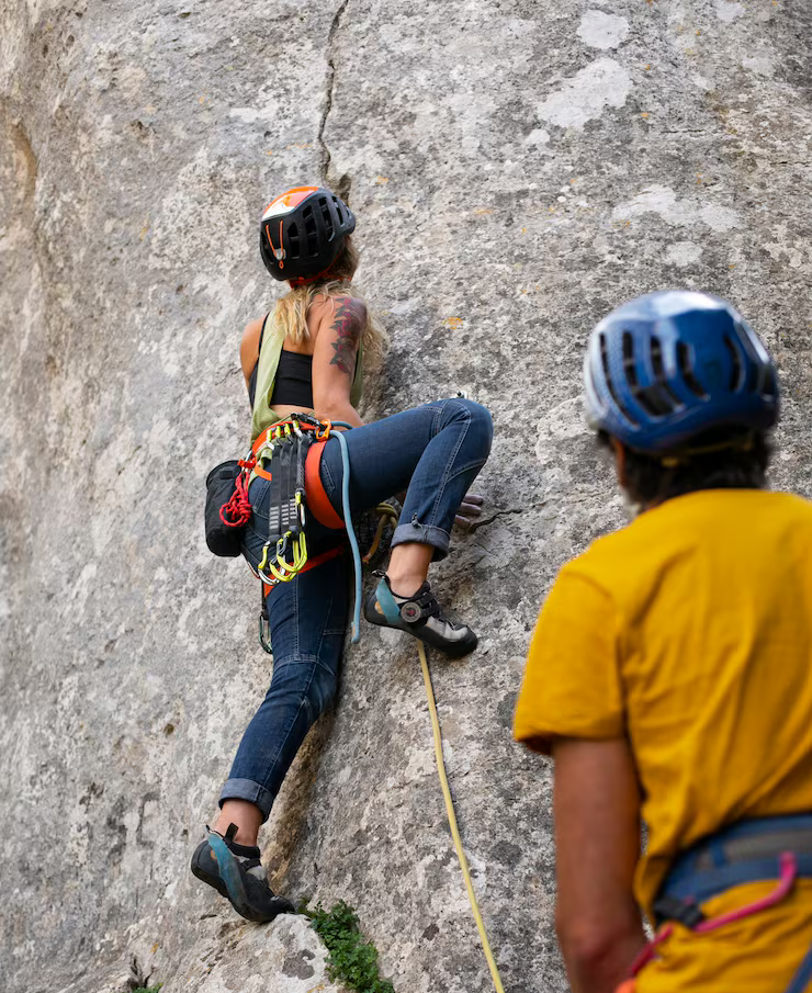 vue-laterale-personnes-du-materiel-escalade_23-2150382964